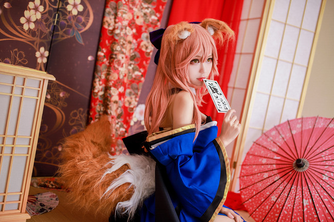 新2手机网址-睢冉现身丰田中心 身穿周琦球衣为火箭加油助威(图2) 新2最新网址